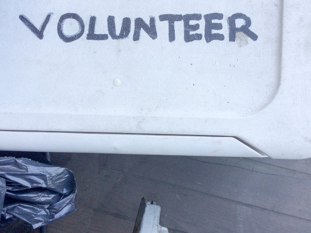 志愿者在白色塑料桶盖上手写签名图片下载