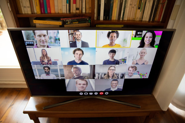 在一个设备屏幕前的女人正在进行视频会议图片下载