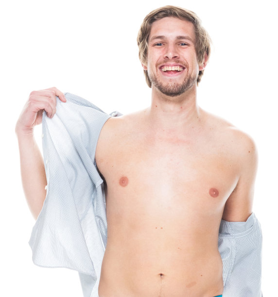 白人男性在白色背景下穿着纽扣衬衫图片下载