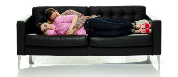 白人妻子穿着裤子在白色背景前放松图片下载