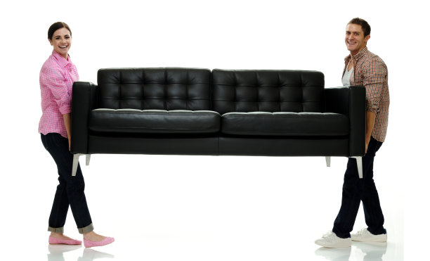 白人年轻男性穿着衬衫在白色背景前休息图片下载