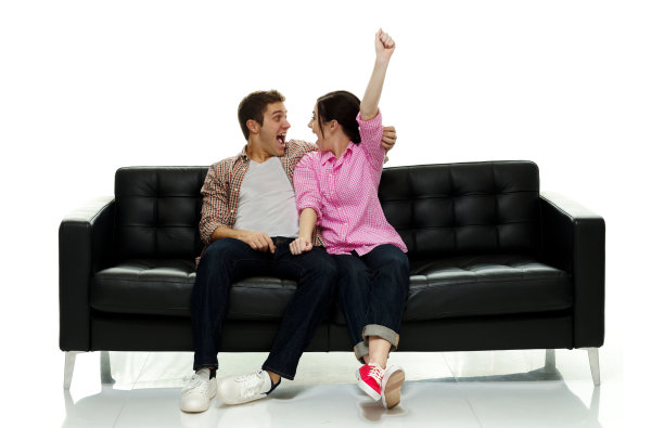 白人男友穿着衬衫坐在白色背景前图片下载