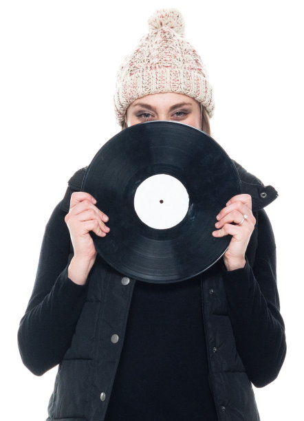 白种年轻女性戴着针织帽在白色背景前无袖运动图片下载