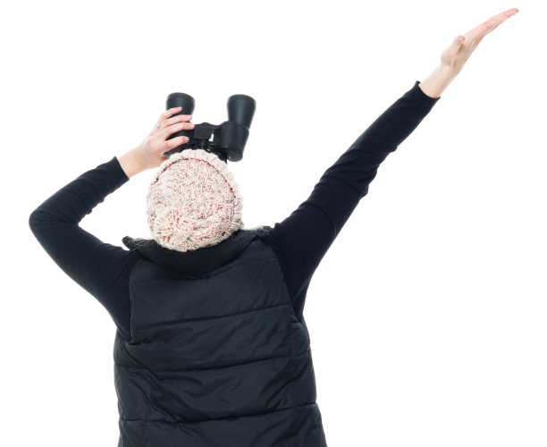 白种人女性无袖站在白色背景前，穿着夹克，拿着望远镜图片下载