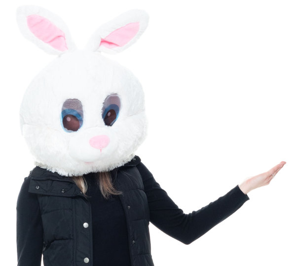 白种人女主持人站在白色背景前戴面具伪装图片下载