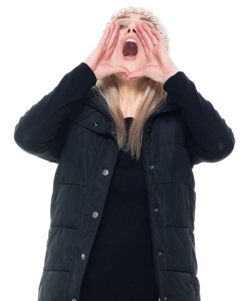 白种女性穿着无袖上衣站在白色背景前图片下载