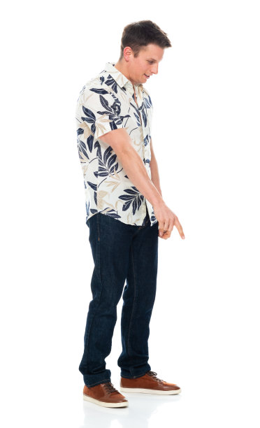 白人男性穿着牛仔裤站在白色背景前图片下载