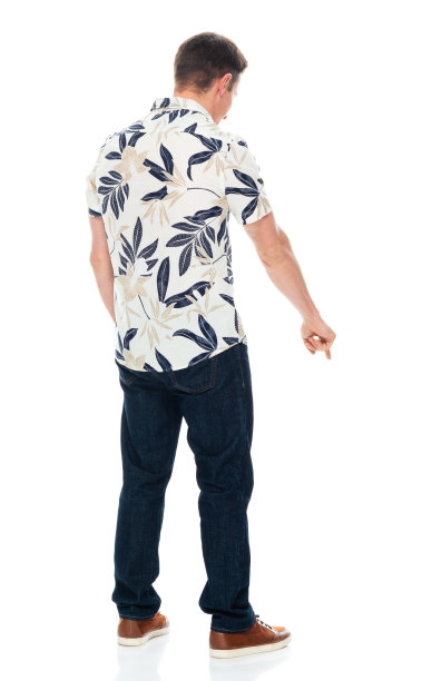 白人男性穿着牛仔裤站在白色背景前图片下载