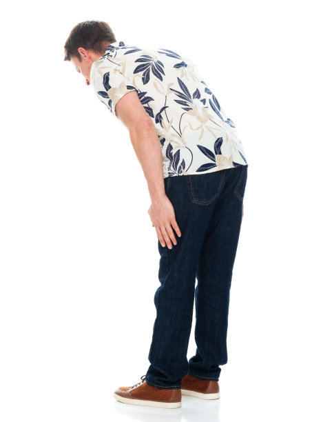 白人男性穿着牛仔裤在白色背景前鞠躬图片下载