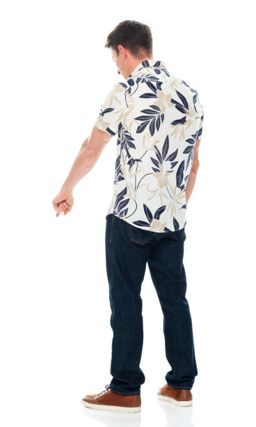 白人男性穿着牛仔裤站在白色背景前图片下载
