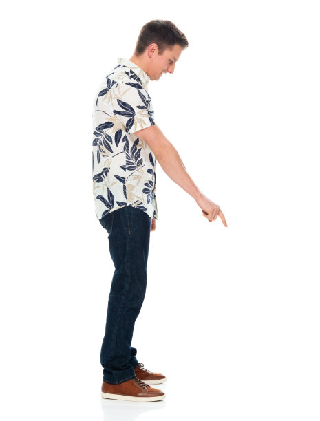 白人年轻男性穿着牛仔裤站在白色背景前图片下载