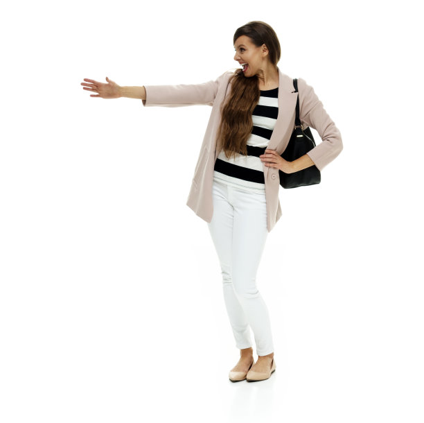 白种人女主持人穿着夹克拿着钱包站在白色背景前图片下载