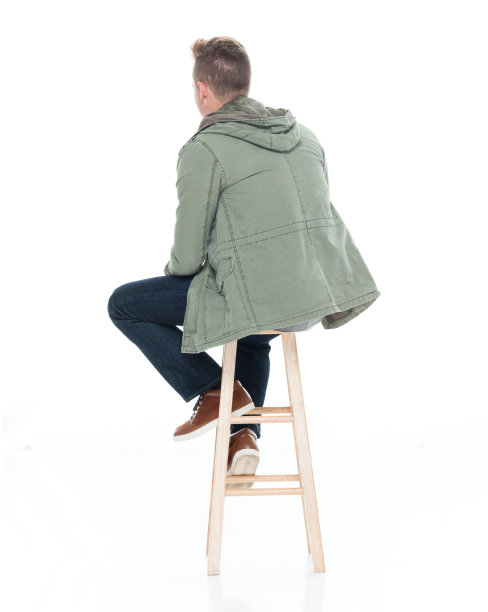 白人男性坐在白色背景穿着纽扣衬衫图片下载