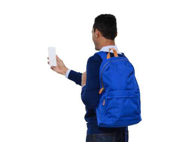 z一代男性穿着背包，用手机站在白色背景前拍照图片下载