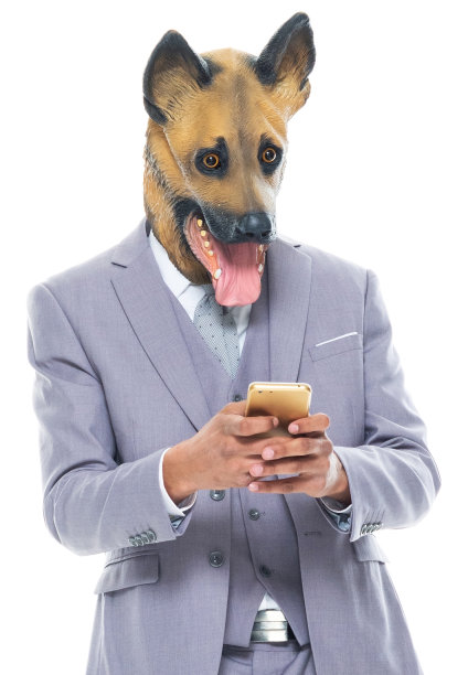 非洲裔男性穿着服装，使用智能手机站在白人背景前图片下载