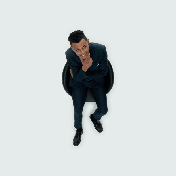 非洲裔男性商人穿着衬衫在白色背景前休息图片下载