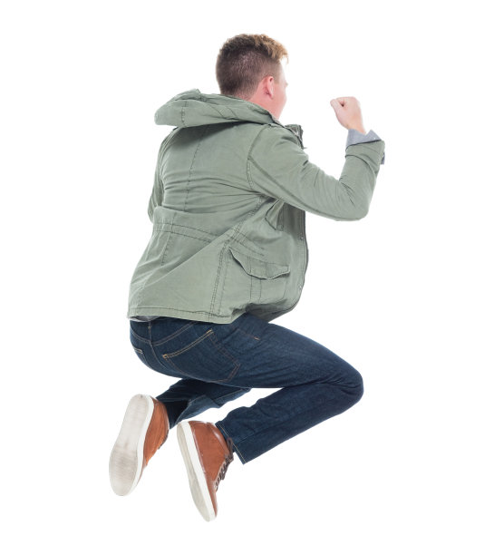 白人男性在白色背景前的半空中穿着运动夹克图片下载