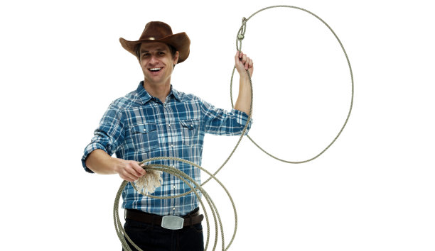 白人年轻男性牛仔戴着帽子，手持套索，用绳子站在白色背景前图片下载