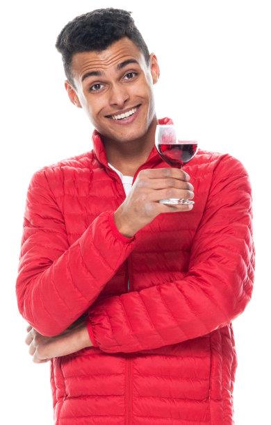 非洲裔男性穿着夹克，拿着饮料，在白色背景前放松图片下载