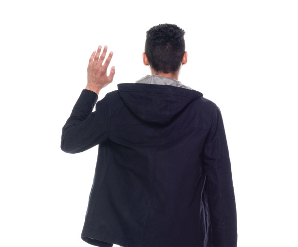 非洲裔男性穿着暖和的衣服站在白色背景前图片下载