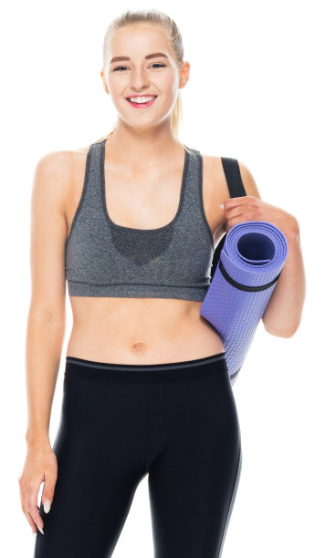 白种人年轻女性准备瑜伽在白色背景穿着慢跑裤和使用运动垫图片下载