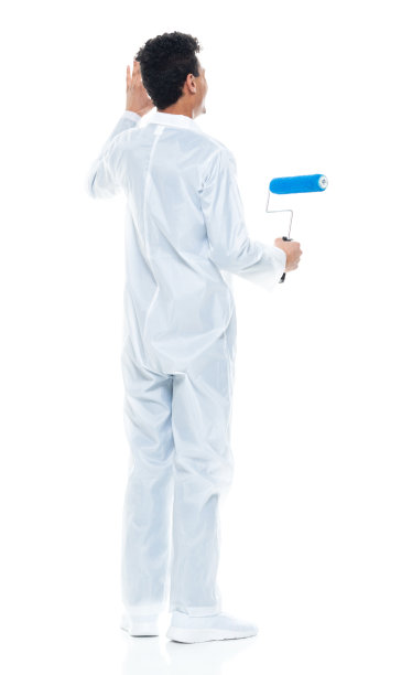 非洲裔男性房屋油漆工穿着工作服站在白色背景前图片下载