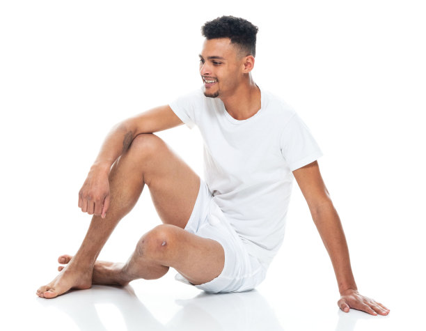 非洲裔男性穿着衬衫在白色背景前休息图片下载