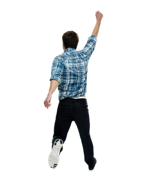 白人男性穿着运动鞋在白色背景前的半空中图片下载