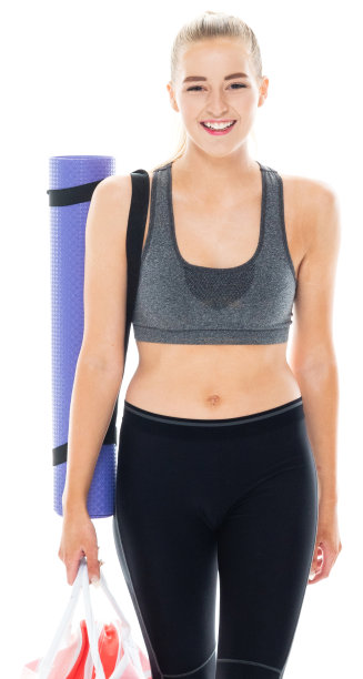 白种少女准备在白色背景前瑜伽穿着瑜伽裤，拿着包和使用练习垫图片下载