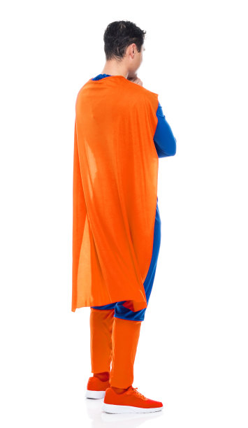 白人男英雄穿着斗篷站在白色背景前图片下载