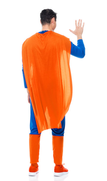 白人男英雄穿着斗篷站在白色背景前图片下载