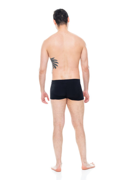 白人男性穿着男性内裤站在白色背景前图片下载