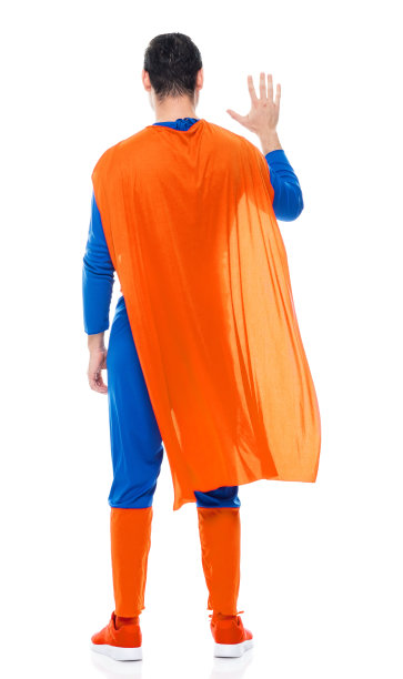 白人年轻男英雄站在白色背景前戴面具伪装图片下载