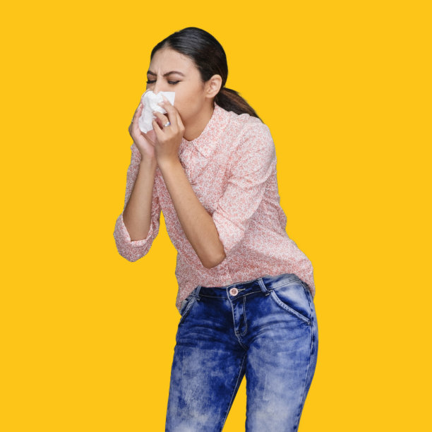 拉丁美洲和西班牙裔女性站在黄色背景穿着牛仔裤图片下载