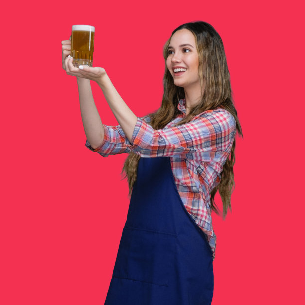 白人体力劳动者站在有色背景前，穿着伐木工衬衫，拿着啤酒-酒精图片下载