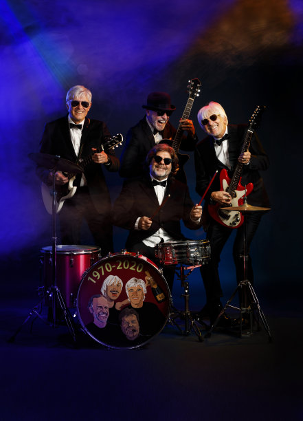 音乐家团体吉他手和鼓手活跃的高级英俊男子演奏吉他和鼓。最好的朋友。蓝色背景，光线和烟雾特效。图片下载