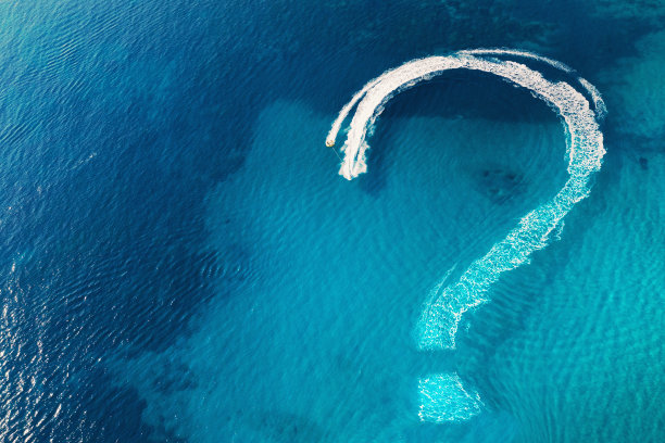 热带海水表面的问号象征着不确定性。由于冠状病毒和封闭国家的边界，全球隔离结束，不可能旅行的概念图片下载