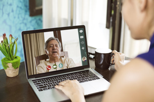 在家里用笔记本电脑进行视频会议图片下载