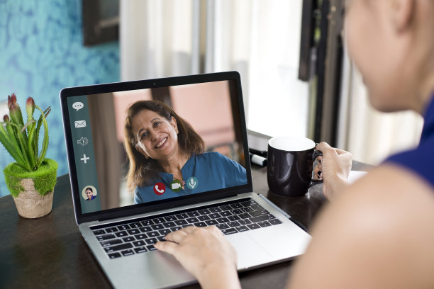 在家里用笔记本电脑进行视频会议图片下载