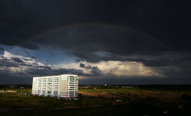 暴风雨天空中的彩虹。俄罗斯城市的边缘。西伯利亚。鄂木斯克。图片:2020年5月18日。图片下载