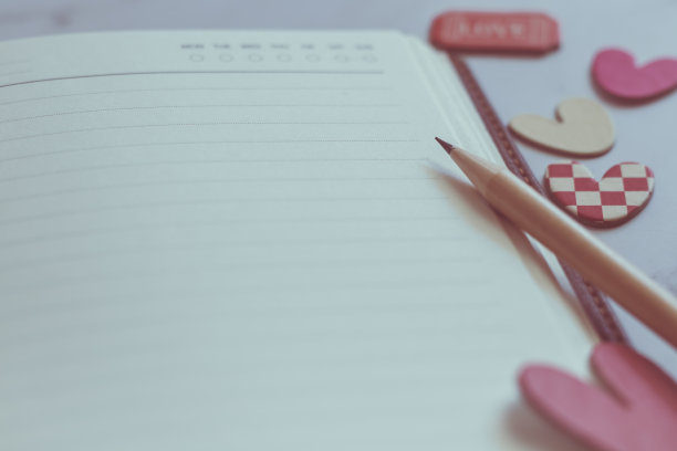 空白笔记本、铅笔和爱心，带文案空间的情侣概念情人节照片相框图片下载