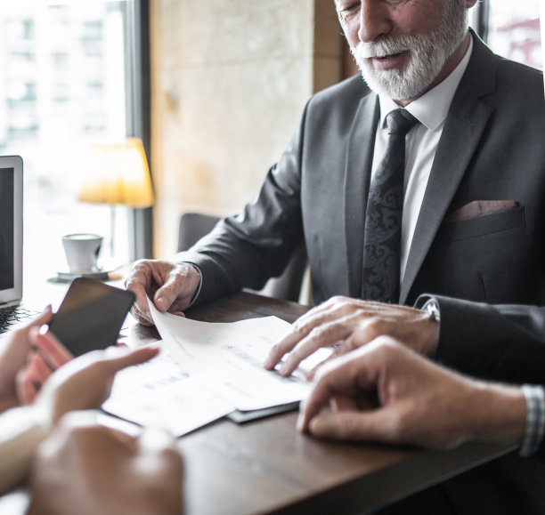 一个高级经理在会议上的特写照片图片下载