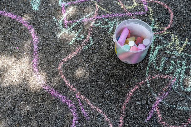 彩色粉笔和儿童在混凝土地板上的绘画图片下载