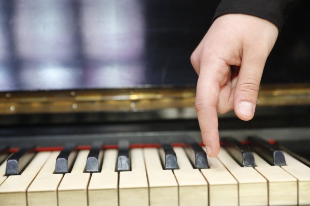 手指触碰钢琴图片下载