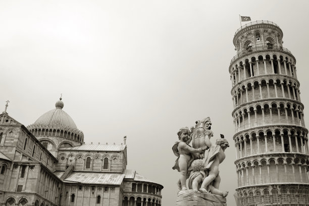 斜塔与天使喷泉在前景和大教堂在背景图片下载