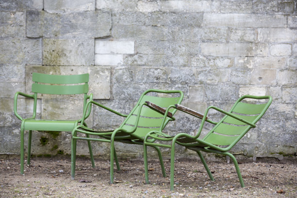 冬天的巴黎杜伊勒里宫花园，有石墙和空椅子图片下载