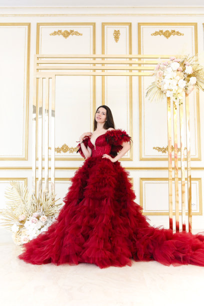 穿着红裙子的漂亮女人图片下载