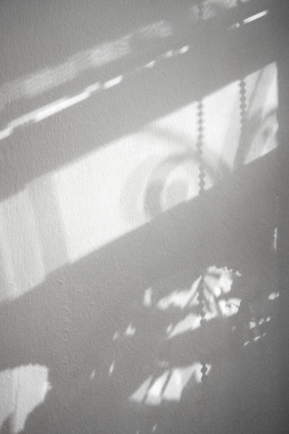 影子在墙壁上。图片下载