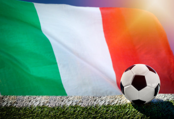 绿色草地上的足球和意大利国旗图片下载