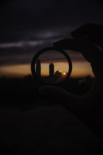 手握环的剪影与建筑物的焦点图片下载